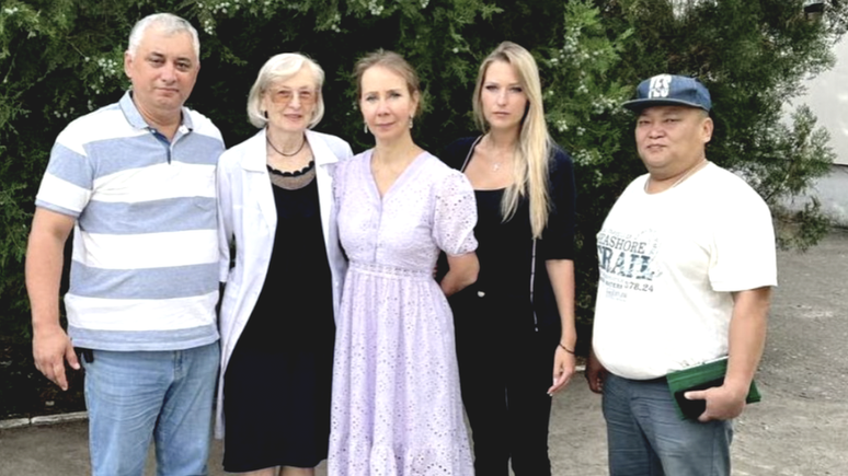 A mulher de lilás (centro) foi identificada como Inna Varlamova