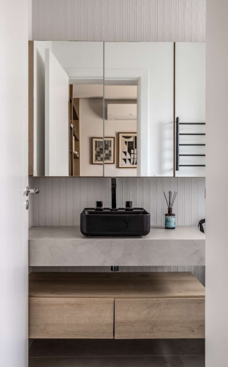 27. Banheiro feminino: cuba black matte com formas arredondadas combina com uma decoração contemporânea – Projeto: Carolina Gava | Foto: Jp Image
