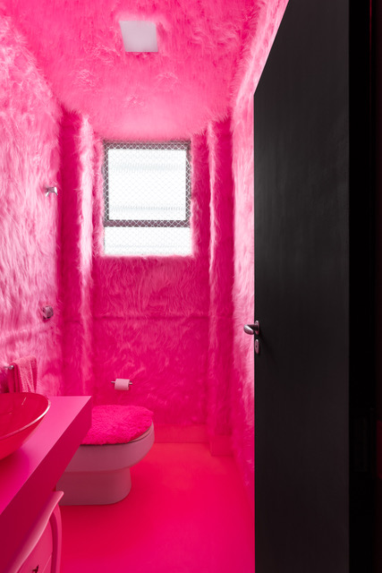 18. Banheiro feminino: rosa choque e pelúcia se destacam neste projeto ousado – Projeto: kw8arquitetura – Kárim ìkuno | Foto: Alexandre Disaro
