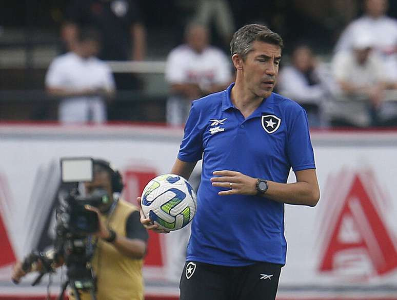 Bruno Lage não caiu nas graças da torcida do Botafogo e sofreu com críticas por escolhas no time –