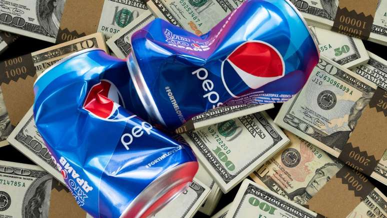 (Fonte: SOPA Images/Getty Images (Pepsi Cans)/Don Farrall/DigitalVision via Getty Images)
