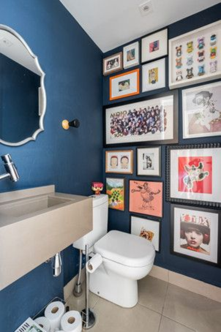 11. Banheiro feminino: quadros diversos podem fazer parte da decoração para criar uma atmosfera contemporânea – Projeto: Sp Estudio Arquitetura