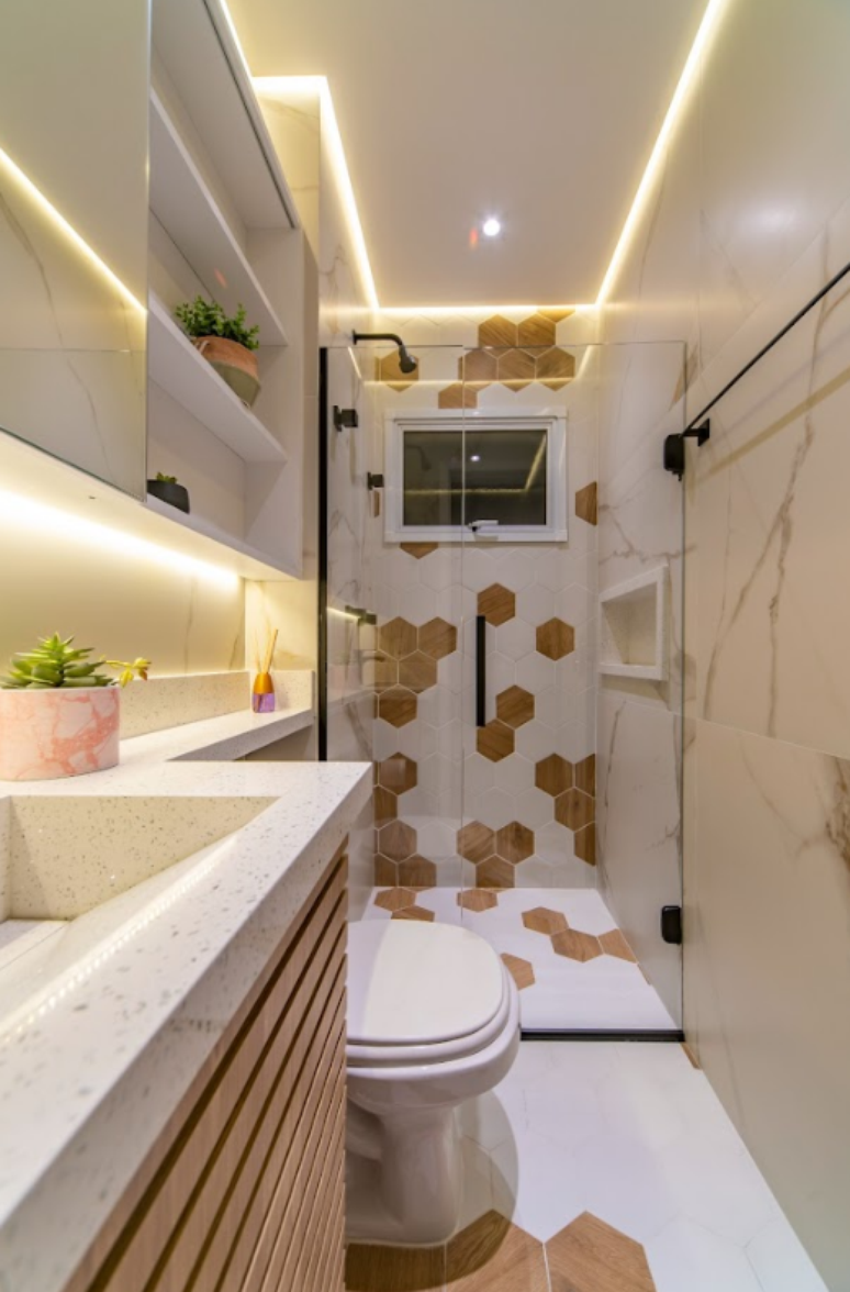 28. Banheiro feminino: branco com madeira é uma decoração que não sai de moda – Projeto: AGT Arquitetura | Foto: @arquiteturafotografica