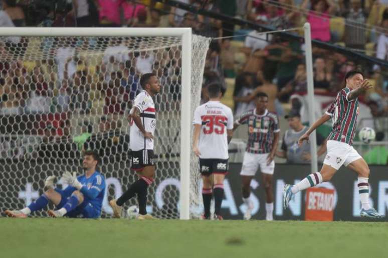 Fluminense vence São Paulo pelo Brasileiro em jogo marcado por clima hostil  > No Ataque