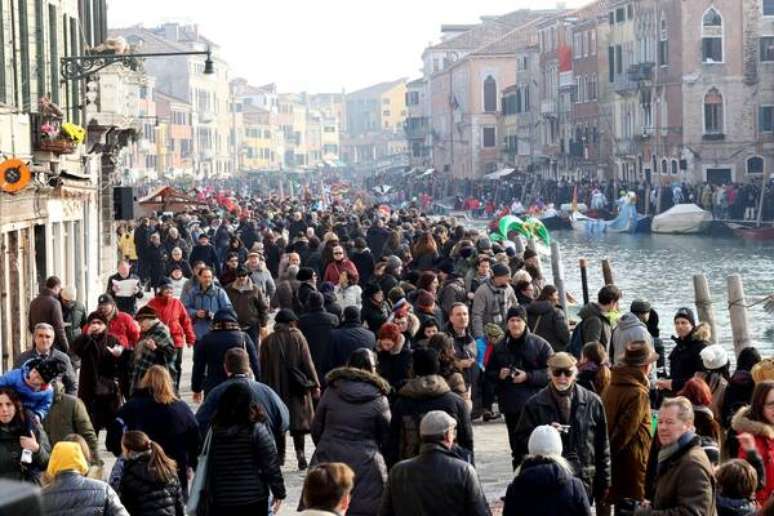 Turistas lotam Veneza durante Carnaval