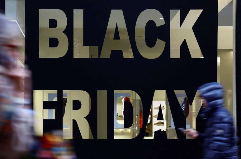 Psicóloga indica que pessoas façam listas antes de fazer compras na Black Friday para não comprar além do planejado