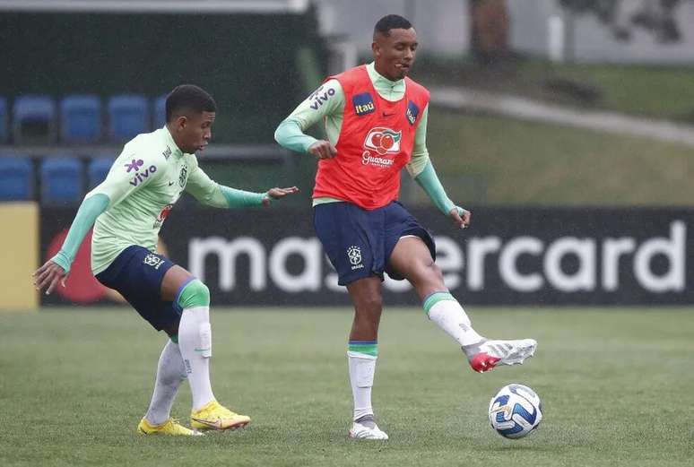 Michel Augusto (de colete), do Palmeiras, esteve com o sub-23 da Seleção Brasileira –