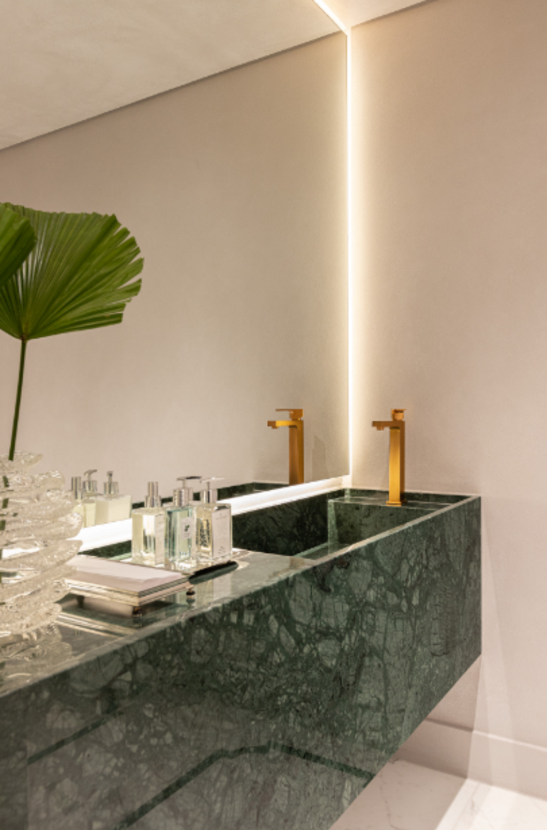 5. Banheiro feminino: a torneira dourada deu personalidade ao banheiro – Projeto: Duda Senna Arquitetura e Decoração | Foto: Gisele Rampazzo