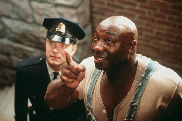 A performance de Michael Clarke Duncan e Tom Hanks em &lsquo;&Agrave; Espera de um Milagre&rsquo; emociona e cativa os espectadores 