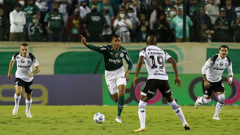 Michel em ação pelo sub-20 do Palmeiras em jogo do Campeonato Brasileiro da categoria –