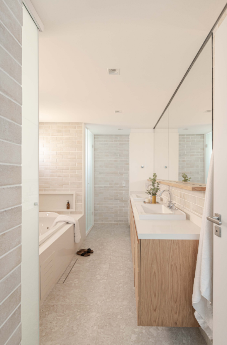 19. Banheiro feminino: um projeto minimalista e atemporal – Projeto: Duda Senna Arquitetura e Decoração | Foto: Gisele Rampazzo