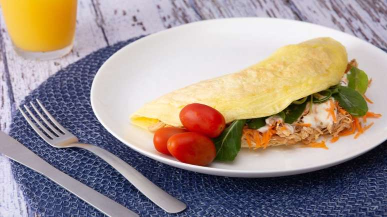 Crepioca with chicken filling and healthy carrot mayonnaise