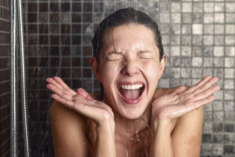 Banhos com o chuveiro desligado economizam energia e ajudam a refrescar 