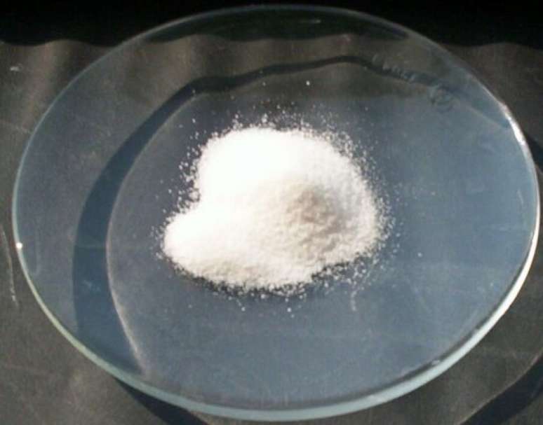 Trióxido de arsênico confundido com pó de gesso que deveria se passar por açúcar. (Fonte: Wikimedia Commons / Reprodução)
