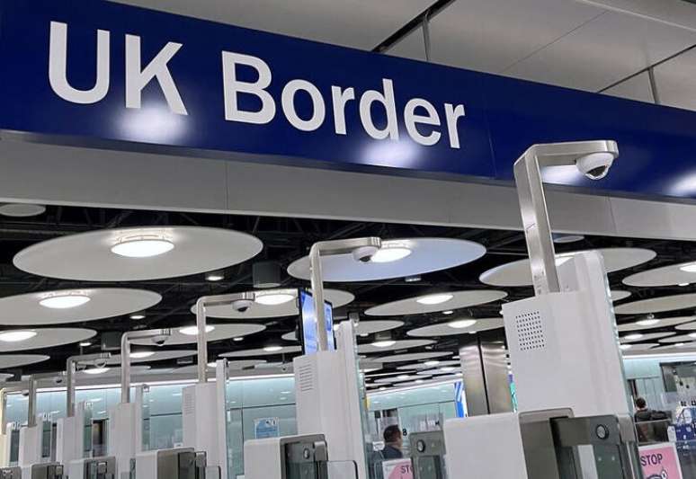 Posto de controle de passaporte no aeroporto de Heathrow, em Londres
23/03/2023
REUTERS/Toby Melville