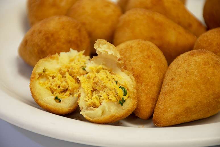 Coxinha é um dos quitutes fritos favoritos dos brasileiros