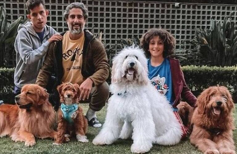Marcos Mion, os filhos Romeo e Tefo e os quatro cachorros da família
