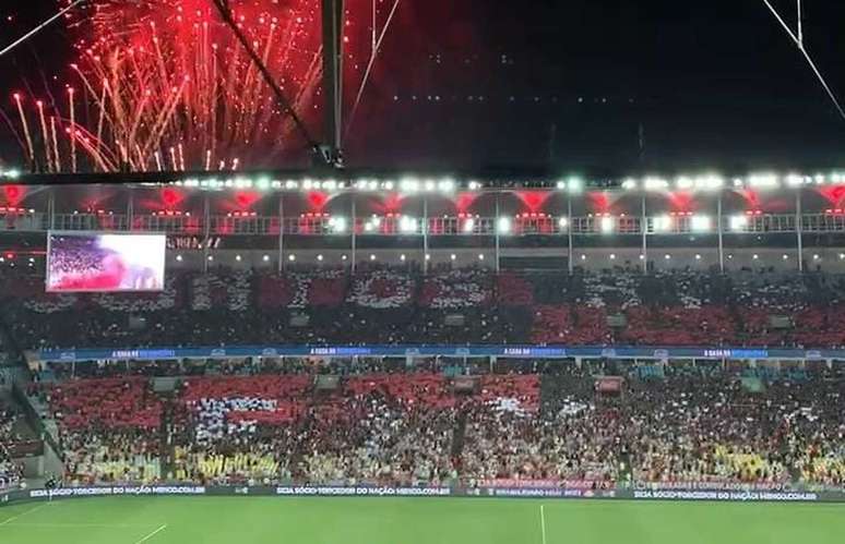 Torcida do Flamengo prepara mosaico para jogo contra o Bragantino, mas  comete gafe no resultado