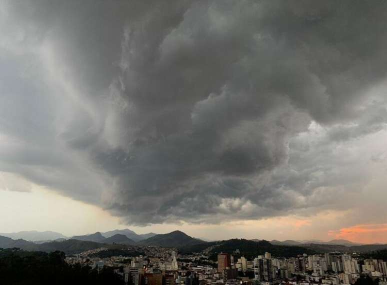 Pancadas de de chuva provocadas pelo calor ocorrem em quase do o Brasil esta semana (Foto: Itajubá (MG), por Alana Gabriele)