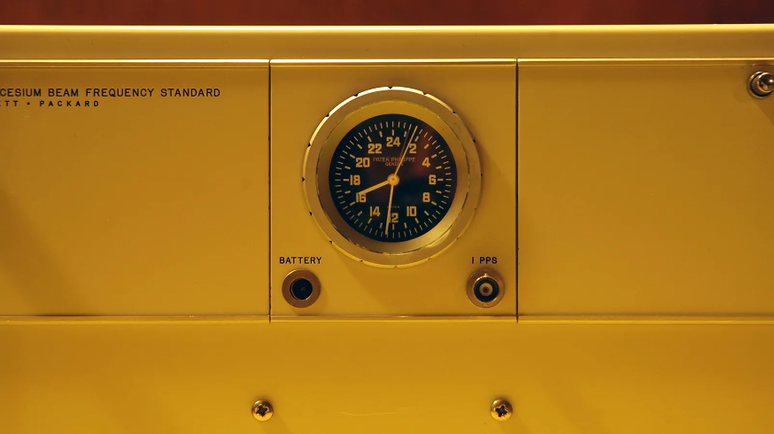 Rel&oacute;gios at&ocirc;micos levados em viagens de avi&atilde;o mostraram que o tempo passou mais devagar quando a aeronave voava em alta velocidade