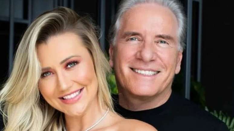 Roberto Justus takes Ana Paula Siebert to dinner in a luxury car