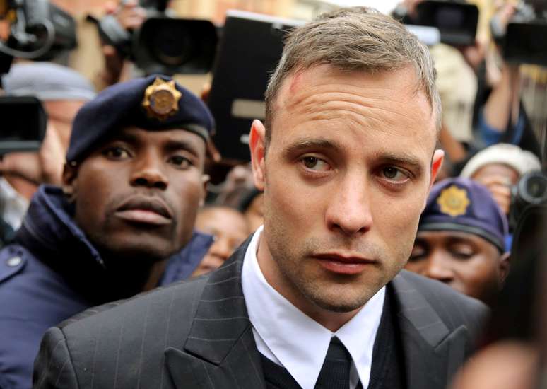 Ex-velocista sul-africano Oscar Pistorius recebeu liberdade condicional nesta sexta-feira, quase dez anos após matar a tiros sua namorada, a modelo Reeva Steenkamp