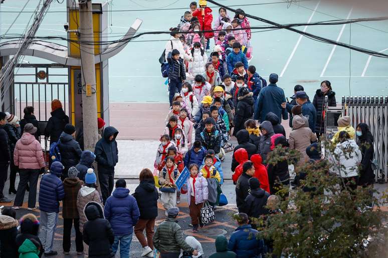 Crianças liberadas em, uma escola em Pequim em 23 de novembro de 2023