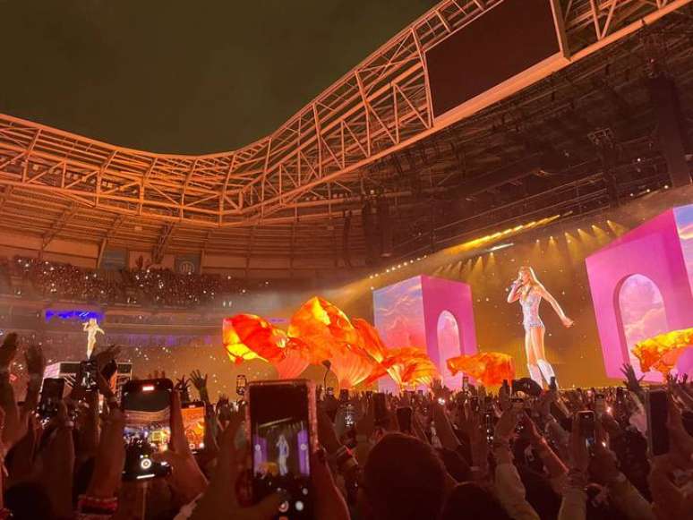 Taylor Swift starts first show at SP after confusion with water bottles and disorganized line