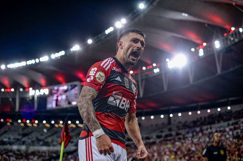 Com gol de Arrascaeta, Flamengo vence RB Bragantino e assume a terceira  colocação do Brasileirão