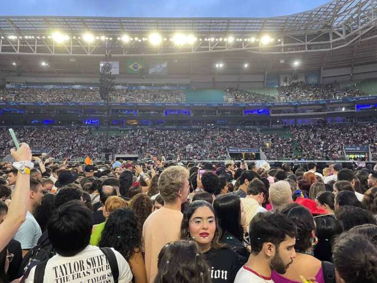 Fans await the start of Taylow Swift's show at Allianz Parque Fans await the start of Taylow Swift's show at Allianz Parque