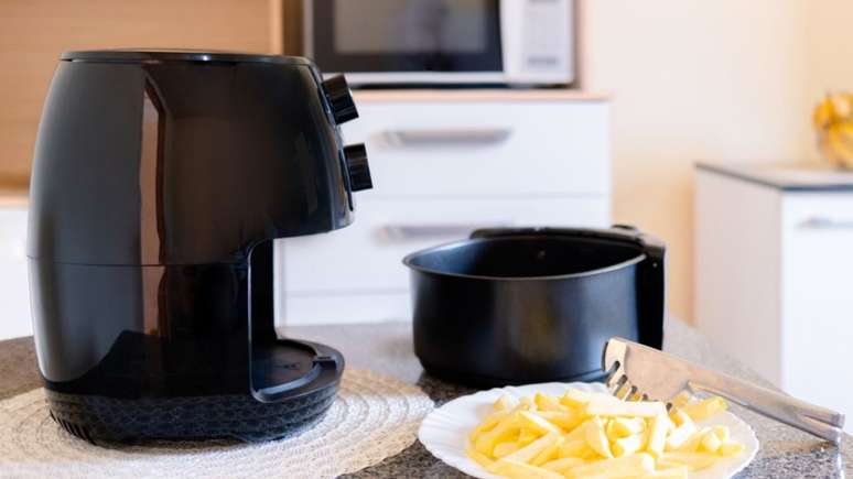 Imagem mostra eletrodoméstico sendo utilizado, ressaltando o quão importante é saber como limpar air fryer.