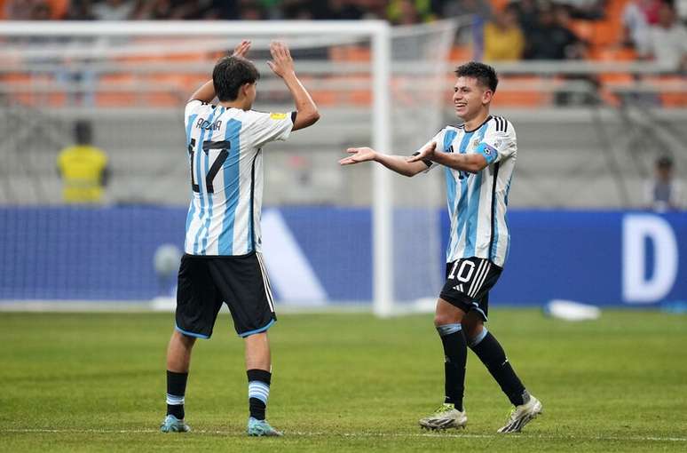 Echeverri (10) celebra o seu segundo gol, que foi com passe de Acuña (17) que festeja com o companheiro –