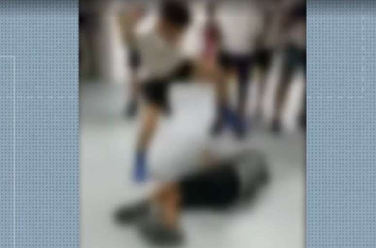 Briga entre estudantes acaba com um deles desmaiado no Rio