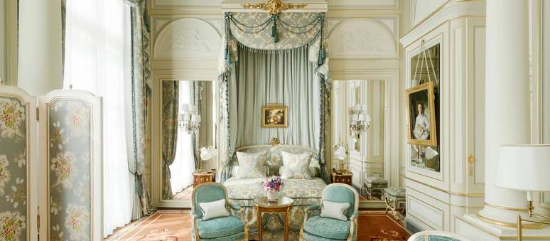 A cama com dossel foi inspirada nos aposentos de Maria Antonieta, a rainha que foi morta na Revolução Francesa