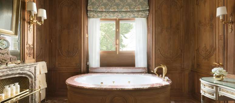 O banheiro da suíte tem uma luxuosa e confortável banheira com vista para área nobre de Paris