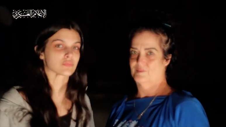 Hamas releases video of the delivery of American hostages to the Red Cross