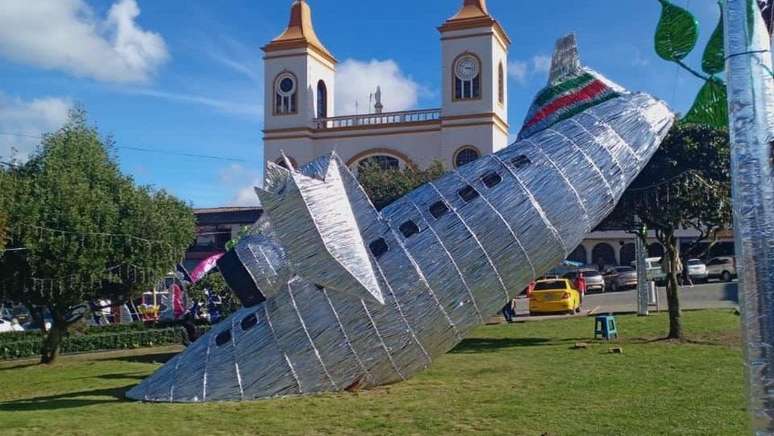 Cidade colombiana ‘homenageia’ acidente com avião da Chapecoense –