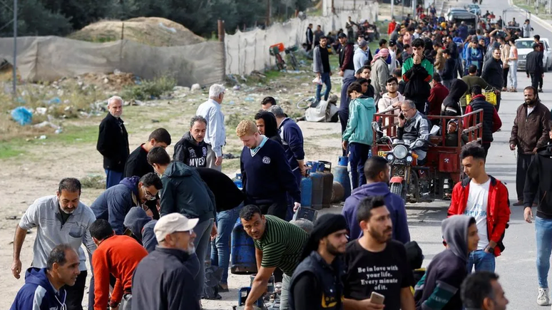 Pessoas faziam fila para obter combustível enquanto quatro caminhões transportando suprimentos entravam em Gaza no sábado.