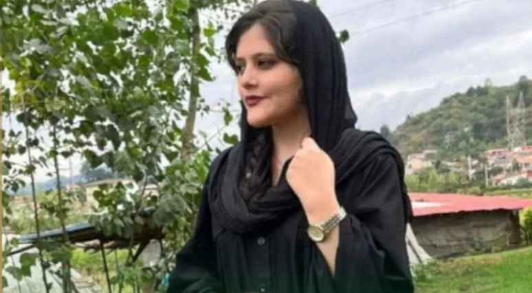 A iraniana Mahsa Amini morreu tr&ecirc;s dias depois de ter sido detida pela 'pol&iacute;cia da moralidade', por supostamente usar seu hijab de forma inadequada