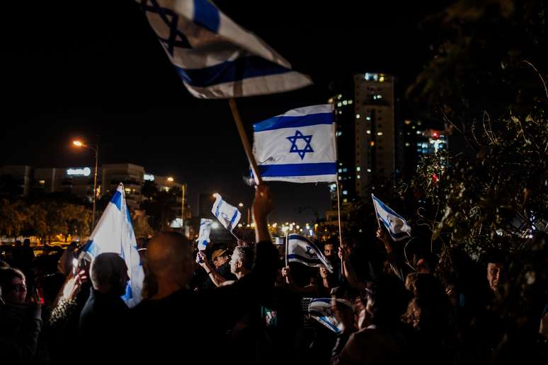 Milhares vão às ruas de Israel celebrar a libertação de reféns do Hamas