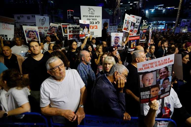Multidão aguarda novidades sobre libertação de reféns entre Hamas e Israel em Tel-Aviv