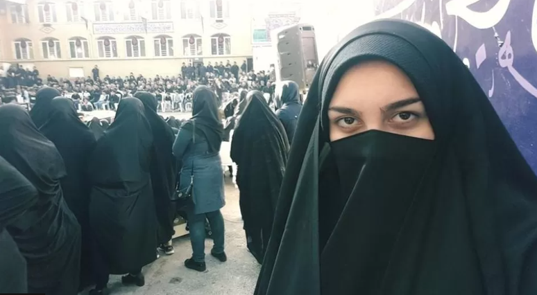 Os pais de Ribell fizeram com que ela usasse o chador (um dos tipos mais conservadores de hijab) desde os nove anos de idade.