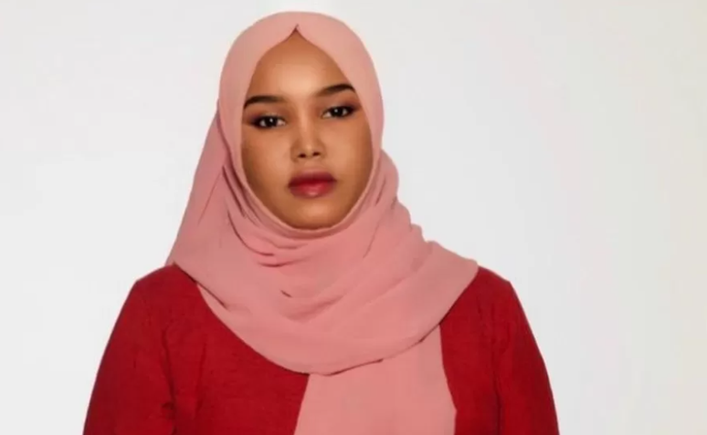 Bella Hassan usou hijab por grande parte da vida, at&eacute; decidir retir&aacute;-lo depois dos protestos das mulheres iranianas