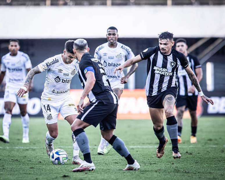 No primeiro turno, Botafogo e Santos empataram por 2 a 2, na Vila Belmiro –