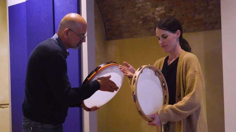 Aprender algo novo – neste caso, a tocar pandeiro – é divertido e ajuda a manter o crescimento do cérebro