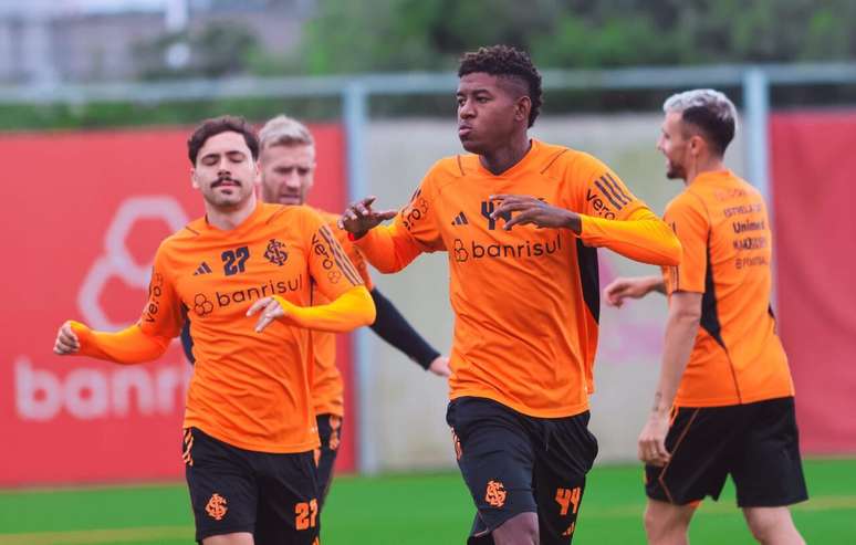 Zagueiro Vitão durante treino ao lado de Maurício –