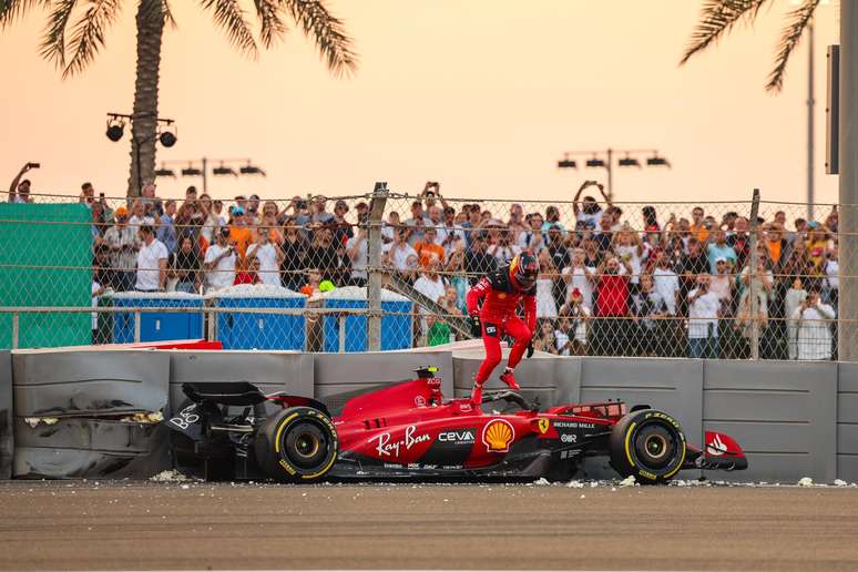 Sainz saindo do seu carro batido no TL1 de Abu Dhabi. Um dos motivos que fez o treino não ser tão produtivo