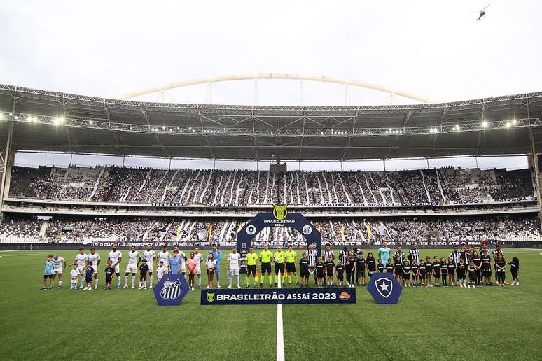 Qual é o tamanho de um campo de futebol? Veja as medidas - Lance!