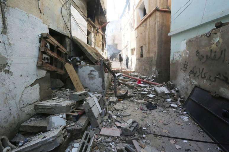 Uma visão de escombros urbanos depois que as forças israelenses realizaram ataques aéreos em um campo de refugiados em Jenin, Cisjordânia, em 26 de novembro de 2023