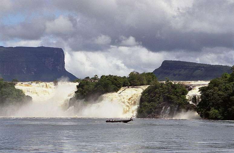 O Escudo das Guianas é uma estrutura geológica muito antiga que vai da Colômbia ao Brasil, passando pela Venezuela, Guiana, Suriname e Guiana Francesa